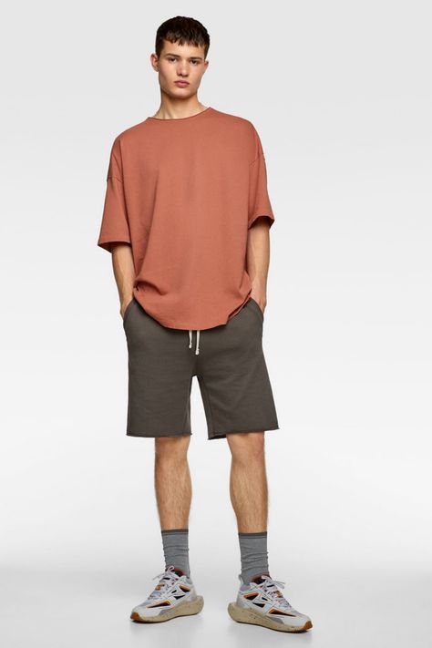 Oversized Fashion Men, Tshirt Photoshoot Ideas, Tshirt Outfit Men, Oversized Tshirt Outfit Men, Oversized Outfit Ideas, Tshirt Photoshoot, Tshirt Ootd, Oversize Tshirt Outfits, Zara Store