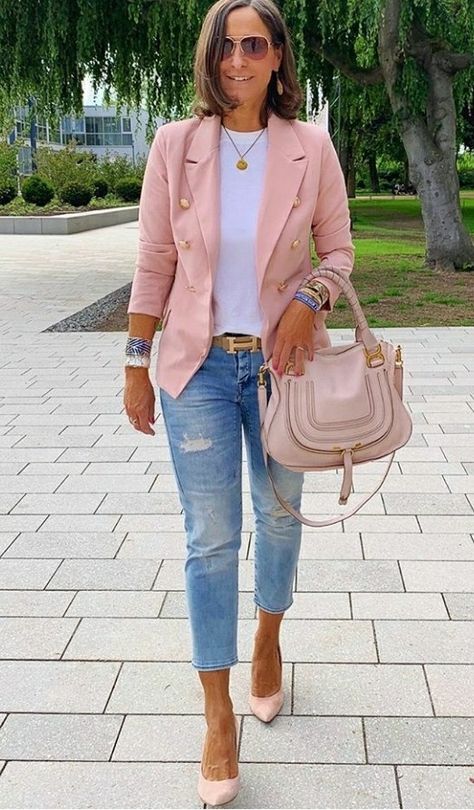 Pink Blazer Outfits Casual, Blazer Outfits Casual, Stylish Outfits For Women Over 50, Look Office, Giovanna Battaglia, Jeans Outfit Casual, Cooler Look, Pink Blazer, Casual Work Outfits