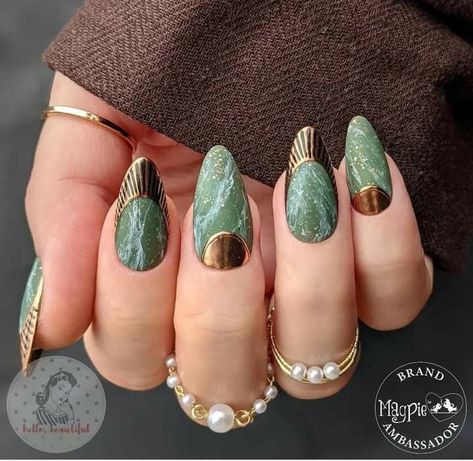 Deco Nails, Art Deco Nails, Nails For Kids, Green Stones, Marble And Gold, Gold Art Deco, Marble Nails, Green Marble, Modern Salon