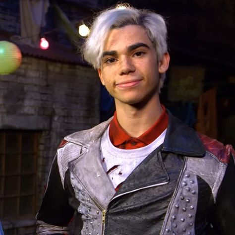 Carlos Descendants, Cameron Boyce Descendants, Man Wig, Disney Descendants 2, Cameron Boys, Descendants Characters, Disney Channel Descendants, Disney Descendants 3, Descendants Cast