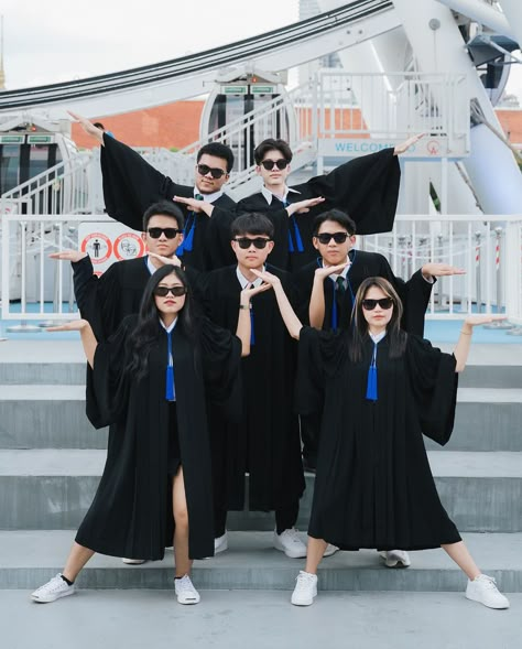 Graduation Friends Photoshoot, Group Posing Ideas, Pre Convo, Funny Group Photos, Trio Poses, Graduation Aesthetic, Graduation Pose, School Emergency Kit, Group Pose