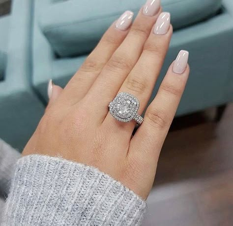 Dream Wedding Ring, Make Rings, Wedding Rings Halo, Dream Engagement Rings, Beautiful Engagement Rings, Dream Engagement, Wedding Rings Vintage, Engagement Ring Cuts, Halo Engagement Rings