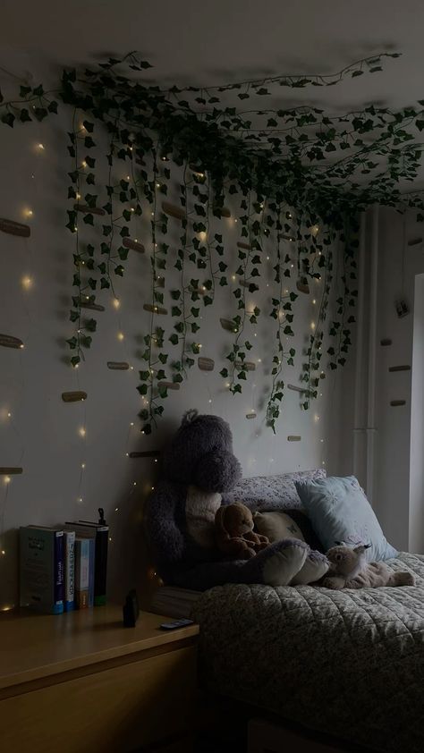 Fairy Lights With Vines Bedroom, Ivy Fairy Lights Bedroom, Ivy Bedroom Decor, Vine Bed Canopy, Fairy Lights And Vines Bedroom, Vine Room Ideas, Vines In Corner Of Room, Vines Above Bed, Fairy Lights Aesthetic Room