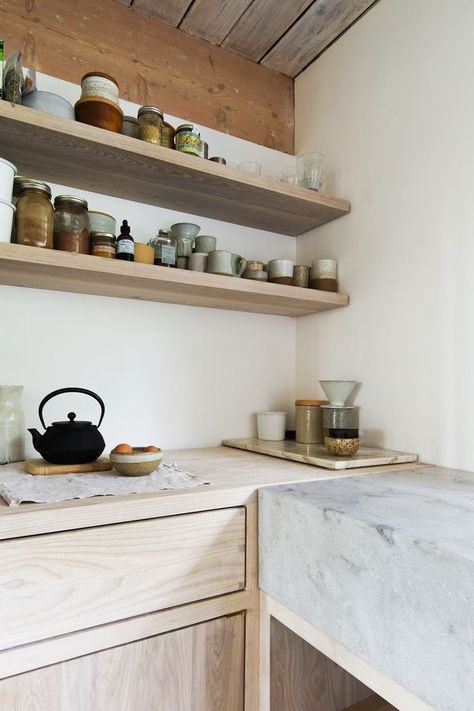 Hand crafted in solid ash, the kitchen was designed to house open shelving in order to display the owners much loved collection of pottery. est-living-scott-and-scott-north-vancouver-house.17 Ash Kitchen, Rustic Renovations, Mountain House Interior, Vancouver House, Midcentury House, Marble Kitchen, Interior Minimalista, Kitchen Marble, Counter Tops