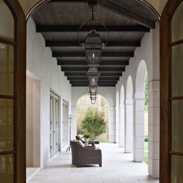 Brick Veranda, Hacienda Design, Mediterranean Porch, Patio Ceiling Ideas, Beautiful Ceiling Designs, Patio Ceiling, Mediterranean Patio, Mexican Hacienda, Rustic Patio