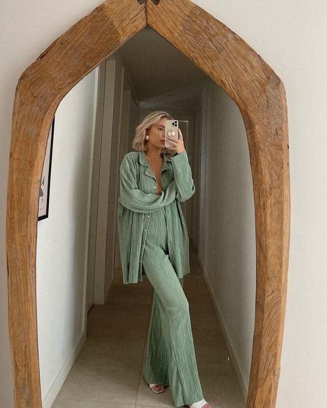 STORETS on Instagram: “Cozy vibes💚 @laurajadestone in @storets Maria oversized plisse shirt & Maria Flared Leg Plisse Pants✨ #StoretsOnMe #summerstorets…” Baggy Style Woman, Two Pieces Outfits, Pieces Outfits, Baggy Style, Leisure Suit, Lapel Jacket, Cozy Outfit, How To Pose, Suits Coats