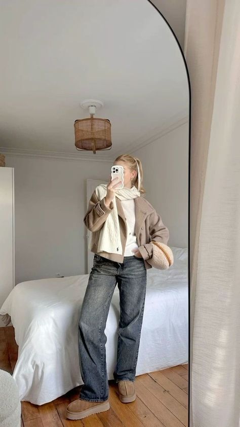 #Winterfits #winterfashion #fashionfits #fashionwomen #classywomen #streetstylefashion #fashionoutfitideas #ootd #fashionista #trending #winteroutfitideas #fashionfreak #followthetrend #zara #h&m #etsy #temu #shein Uggs Tasman, Amsterdam Outfit, Outfit With Uggs, Uggs Outfits, Estilo Indie, Winter Mood, Thanksgiving Outfits, Skandinavian Fashion, Uggs Outfit