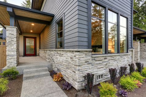 Whether your home is in need of a siding replacement or you simply want to upgrade your exterior, here are some stone and brick siding options you should consider for your home. 🤔🔎🏡 Exterior Window Trim Ideas, Stone Veneer Siding, Manufactured Stone Veneer, Brick Siding, Siding Options, Fiber Cement Siding, Cement Siding, Window Trim Exterior, Stone Siding