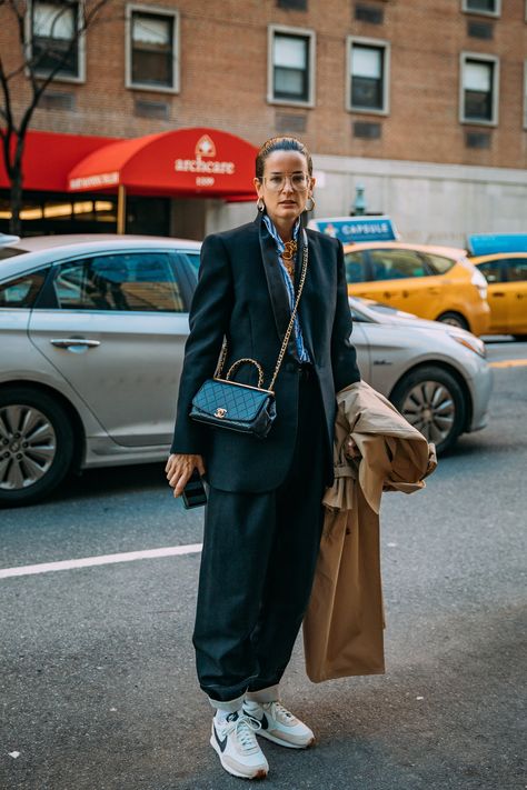 New York Fashion Week Street Style Is Here, So We Have Outfit Ideas to Last Us All Month Lucy Chadwick, Spring Outfits Casual Chic, Early Spring Outfits Casual, 2020 Street Style, Spring Work Outfits, Winter Inspo, Outfit Invierno, Comfy Dress, New York Fall