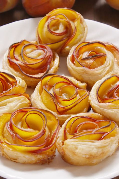 Peach Roses: They taste as good as they look. Peach Desserts Easy, Fruit Desserts Easy, Puff Pastry Appetizers, Pastry Appetizer, Peach Dessert Recipes, Easy Puff Pastry, Rose Recipes, Fruit Dessert Recipes, Peach Desserts