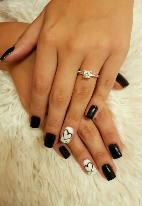 Black Nails With Hearts Art Designs, Gel Nails Ideas Short Black And White, Black Nails Acrylic With Heart, White Nails With Black Heart Art Designs, White And Black Valentine Nails, Black Nails Heart Design, Valentines Nails Black And White, January Nail Designs Black, Black Nail Designs With Hearts