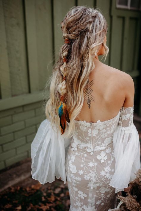 Wedding Rustic Hairstyles, Wiccan Wedding Hairstyles, Feathers In Hair Wedding, Western Wedding Hairstyles For Long Hair, Native American Wedding Hairstyles, Boho Hairstyles With Flowers, Western Hairstyles For Wedding, Wedding Hairstyles Western, Boho Wedding Veil Bohemian Bride