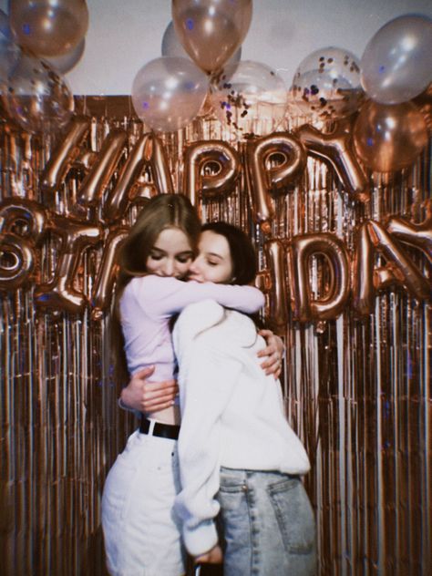 Birthday Pictures Ideas With Friends, Sweet 16 With Friends, Best Friend Birthday Poses, Birthday Party Photo Ideas With Friends, Birthday Pose With Friends, Birthday Photo Ideas With Friends, Birthday Picture Ideas With Friends, Birthday Pics With Friends, Birthday Poses With Friends