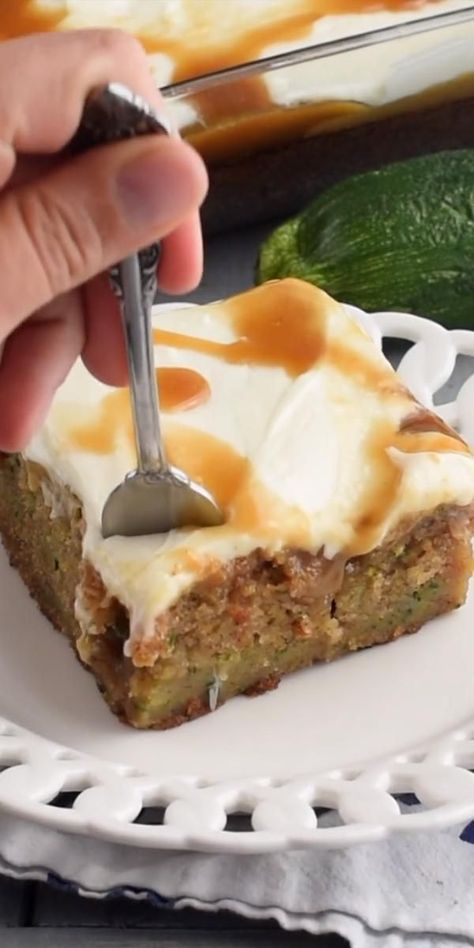 Best Zucchini Cake Recipe, Zucchini Dessert Recipes, Traditional Easter Desserts, Garden Zucchini, Zucchini Recipes Dessert, Homemade Strawberry Sauce, Torte Cupcake, Kid Desserts, Zucchini Cake