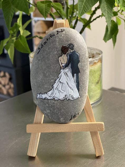 Wedding Rock Painting, Painted Rocks Wedding, Wedding Painting Ideas, Pocket Rocks, Stone Art Painting, Rock Wedding, Wedding Painting, Couple Painting, Painted Rocks Craft