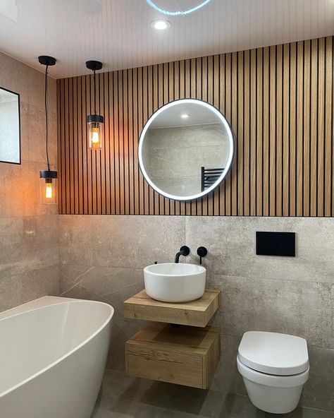 Wooden Slat Bathroom Wall, Bathroom Wood Cladding, Bathroom Wooden Panelling, Mid Modern Bathroom, Black Shower Door, Wood Panel Bathroom, Wc Decor, Earthy Bathroom, Japandi Bathroom