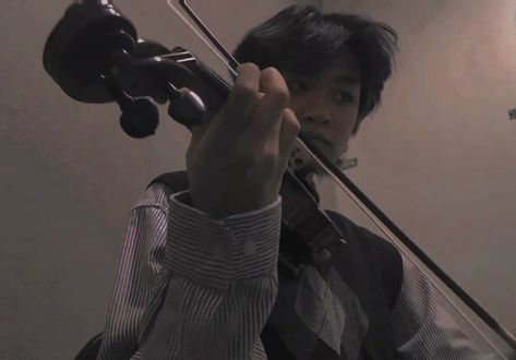 Male Violinist Aesthetic, Guy Playing Violin, Playing Violin Aesthetic, Person Playing Violin, Amnesia Aesthetic, Unrealistic Dreams, Dmc Oc, Man Playing Violin, Iphone Mirror Selfie