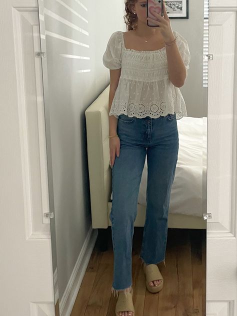 Light Blue Puff Sleeve Top, Cute White Tops With Jeans, White Blouse Blue Jeans Outfit, White Tops And Jeans Outfit, Jeans With Blouse Outfit, Easter Outfit Jeans, Summer Tops With Jeans, Easter Outfit Women Jeans, Cute Top And Jeans Outfit