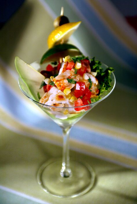 Lobster martini Gourmet Food Plating, Lobster Recipes, Cold Appetizers, Dinner Party Recipes, Martini Glasses, Party Food Appetizers, The Sauce, Best Appetizers, Fabulous Foods