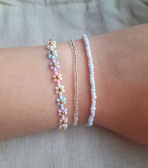 Beaded daisy bracelet pastel Beaded Daisy Bracelet, Flower Bead Bracelet, Ideas Pulseras, Pastel Bracelet, Beaded Daisy, White Bracelet, Daisy Bracelet, Seed Beading, Bead Charms Diy