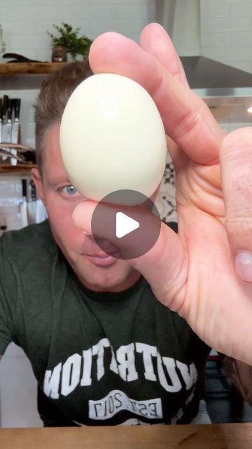 Alex Belew on Instagram: "THE FOOLPROOF HARD BOILED EGG METHOD!!  I know every person on earth has struggled peeling hard boiled eggs. Struggle no more!  6:6:1:3 is the method.   Boil for 6 minutes  Let the eggs sit in the water with the lid on and heat off for 6 minutes  Drain and let stand at room temp for 1 minute  Ice bath for 3 minutes.   I promise you every egg will peel incredibly easy and they’ll all be cooked to perfection!!  Hope this helps someone aunt that’s bringing deviled eggs to Easter lunch!  #hardboiledeggs #eggs #hacks #kitchentips #chef #cheflife #homecooking #homemade #keepcooking #hexclad #tipsandtricks #fyp #explorepage #protein #gymfood #snacks #fitness #mealprep" Hard Boiled Egg Breakfast, Hard Boiled Eggs Easy Peel, Peeling Boiled Eggs, Easy Hard Boiled Eggs, Cooking Hard Boiled Eggs, Egg Hacks, Peeling Hard Boiled Eggs, Perfect Hard Boiled Eggs, Amazing Food Hacks