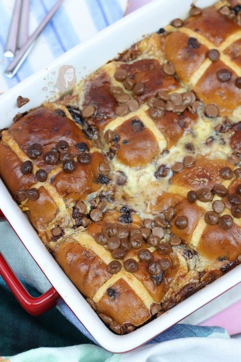 Hot Cross Bun Pudding! - Jane's Patisserie Easy Hot Cross Buns, Chocolate Hot Cross Buns, Yummy Easter Desserts, Janes Patisserie, Missy Sue, Hot Cross Bun, Caramel Chocolate Chip Cookies, Butter Pudding, Sweet Pies