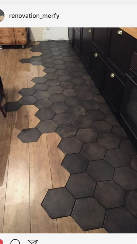 Black Hexagon Tile, Floor Stencil, Kabinet Dapur, Black Tiles, Hexagon Tiles, Kitchen Floor, Bathroom Floor, Decor Minimalist, Ideas Bathroom