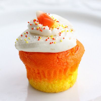 Corn Cupcakes, Candy Corn Cupcakes, Postres Halloween, The Girl Who Ate Everything, Halloween Treat, Halloween Desserts, Halloween Snacks, Halloween Cupcakes, Halloween Recipes