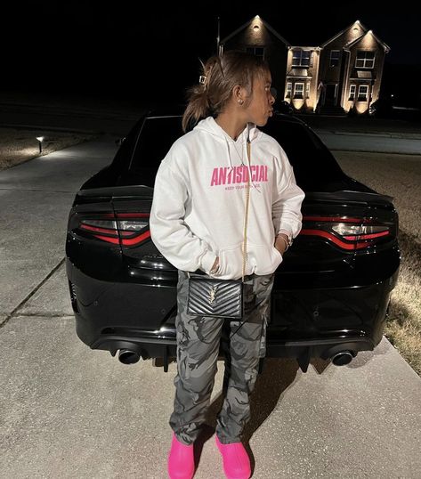 Streetwear Fashion Women Black, Pink Uggs Outfit, 2022 Streetwear, Fits Ideas, Teenage Fashion, Tomboy Style Outfits, Tween Outfits, Cute Comfy Outfits