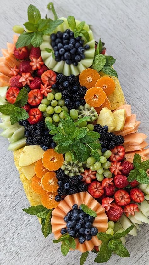 Instagram Fruit Buffet, Charcuterie Appetizers, Amazing Food Platters, Fruit Platter Designs, Decorações Com Comidas, Fruit Displays, Party Food Buffet, Catering Ideas Food, Charcuterie Inspiration