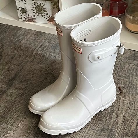 Short Gloss Hunter Boots in White!! 🤍🤍🤍 White Hunter Boots, Best Boots, White T Shirts, Boots White, Gardening Outfit, Hunter Shoes, Cool Boots, Hunter Boots, White T