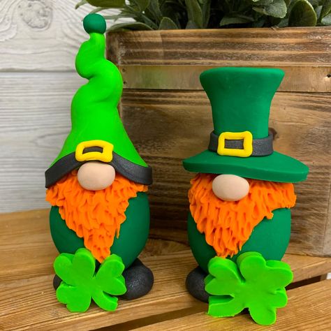 PRICES MAY VARY. This lucky handmade St.Patricks Day gnomes is sure to be the centerpiece of your shop-window or garden this year and a joy for your friends to find joys in your St.Patricks Day or easter Decoration! An ideal gift choice for your family and friends for St.Patricks Day, Easter day, Thanksgiving day, birthday and all other occasions. In folklore, St.Patricks Day Gnomes guards home and protect people from misfortune. The green lucky gnome will bring us good luck, happiness, warmth a Gnomes Decor, Farmhouse Gnome, Holiday Gnomes, Clay Crafts Air Dry, Garden Crafts Diy, St Patrick's Day Crafts, Gnome Ornaments, St Pattys Day, Crafty Diy