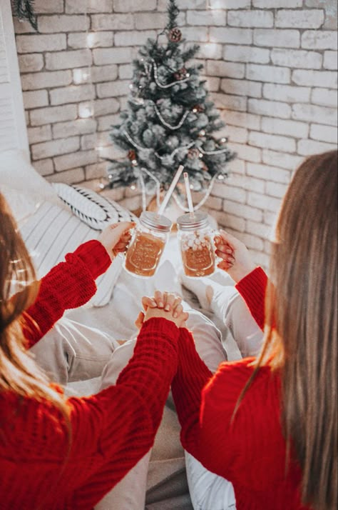 Christmas Best Friend Photoshoot, Christmas Aesthetic Friends, Christmas Pictures Friends, U Name, Besties Christmas, Bff Christmas, Aesthetic Friends, Christmas Shoot, Sister Christmas