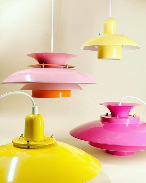 interioer & genbrug - handmade lampshades + vintage lamps Fun Pendant Lighting, Fun Pendant Light, Colourful Pendant Lights, Funky Ceiling Lights, Funky Light Fixtures, Maximalist Lighting, Funky Pendant Lights, Retro Light Fixtures, Colorful Lampshades