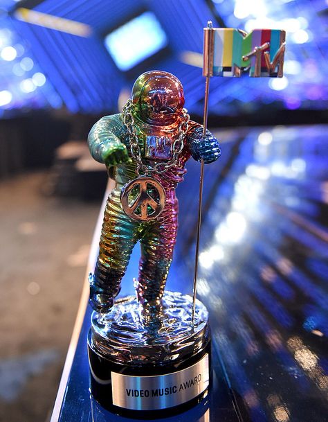 The 2015 MTV VMA Moonman Award for the 2015 MTV Video Music Awards Mtv Music Awards, Famous Lifestyle, Moon Man, Career Vision Board, Tori Kelly, Dream Music, Mtv Movie Awards, Awards Trophy, Mtv Videos