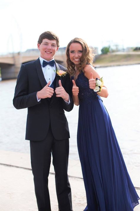 Navy Prom Dress Couple, Navy Blue Prom Couple, Blue Prom Couple, Prom Dress Couple, Couple Prom Outfits, Homecoming Photos, Couple Prom, Homecoming Poses, Navy Blue Prom Dress