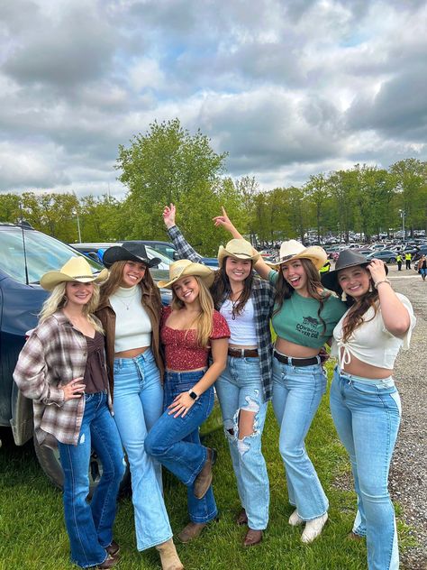 Country Concert Outfit Flannel, Country Concert Outfit Inspo Winter, Like Dancing Outfit Country, Country State Fair Outfits, March Country Concert Outfit, Upchurch Concert Outfit, Country Concert Outfit Ideas Fall Jeans, Country Concert Outfit Inspo Fall, County Fair Outfit Ideas Summer