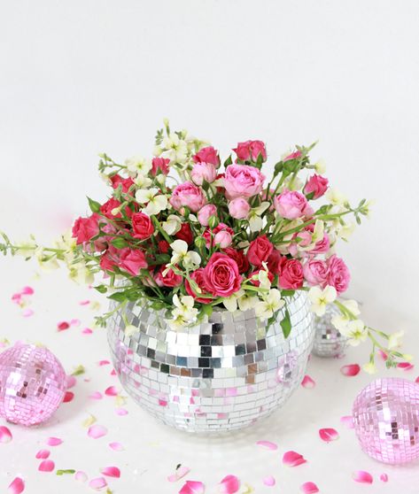 10 DIY Vases to Get You Ready for Spring Disco Ball Vase, Bowling Wedding, Diy Disco Ball, Diy Vases, Disco Birthday Party, Disco Party Decorations, Disco Theme, 70s Party, Bowling Balls