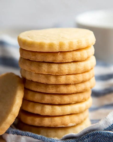 Melt In Your Mouth Cookies, Best Shortbread Cookie Recipe, Best Shortbread Cookies, Caramel Shortbread, Gooey Chocolate Chip Cookies, Classic Cookies Recipes, Best Cookies Ever, Shortbread Bars, Like Mother Like Daughter