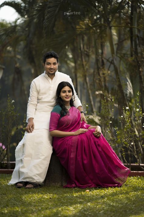 Maharashtrian Pre Wedding Photoshoot, Pre Wedding Shoot Ideas Photo Poses In Saree, Temple Shoot Poses, Kerala Couples Photoshoot, Muhurtham Poses, Saree Couple Photoshoot, Outdoor Stills, Maharashtrian Couple, Couple Stills