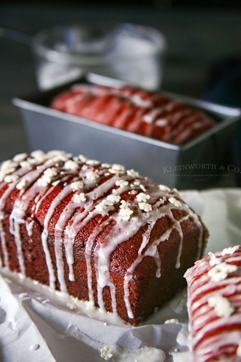 Chocolate Chip Red Velvet Mini Loaves are a delightful homemade gift to give to neighbors or friends during the holiday season. Simple, easy & delicious! Snowflake Sprinkles, Chocolate Mini Cakes, Mini Breads, Pudding Bread, Mini Bread Loaves, Mini Loaf Cakes, Mini Loaves, Bread Loaves, Sweet Glaze