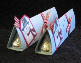 Hersey Kiss Holders Hershey Kisses Gifts, Hershey Kisses Crafts, Making Envelopes, Girl Scout Gifts, Making Boxes, Christmas Candy Crafts, School Holiday Party, Scoring Board, Kiss Gift