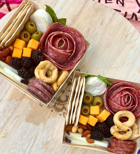 Small Individual Charcuterie Box Ideas, Small Charcuterie Box Ideas, Charcuterie Lunch, Charcuterie Gifts, Brunch Bar, Delicious Dips Recipes, Healthy Lunch Snacks, Summer Boat, Lawn Party