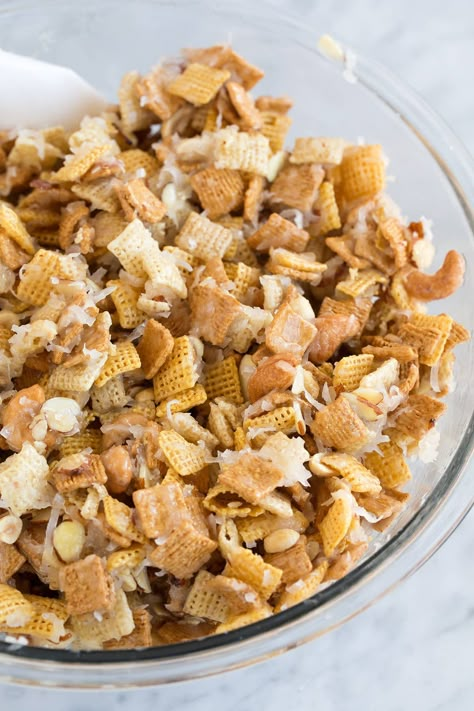 Holiday Chex Mix Recipes, Chex Mix Recipes Christmas, Chex Mix Recipes Sweet, Sweet Chex Mix, Sweet Chex, Easy Snack Mix, Party Mix Recipe, Chex Mix Christmas, Chex Party Mix