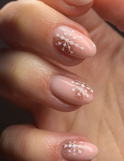 Nude Festive Nails, Simple Nude Christmas Nails, Nude Christmas Nails Almond, Nude Xmas Nails, Nude Holiday Nails, Neutral Christmas Nails, Nude Christmas Nails, Navidad Nails, Neutral Nail Art