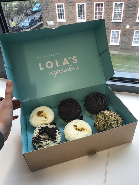 WE LOVE: Lola’s Cupcakes – vegan, gluten-free and sugar-free cake! Healthistas, you CANNOT miss these cakes #vegan # cupcakes #healthy #chocolate #baking Packaging For Cupcakes, Cupcakes Packaging Ideas, Cupcake Packaging Ideas, Packaging Cupcakes, Cupcakes Packaging, Cupcake Boxes Packaging, Bakery Boxes Packaging, Cupcakes Healthy, Cupcake Branding