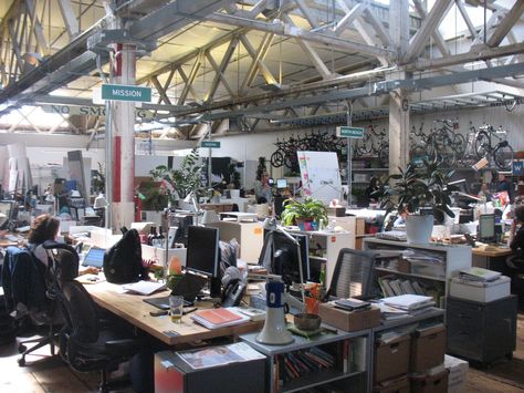 IDEO san fran studio- PLANTS! AND SUNLIGHT!!! Office Studio Design, Studio Layouts, Plants For Office, Creative Work Spaces, Workplace Inspiration, Startup Incubator, Inspiring Office, Warehouse Conversion, Office Moving