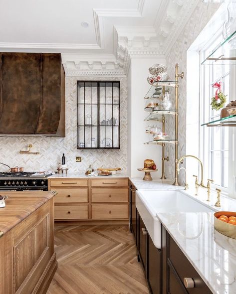 With their timeless design, our Flute Cabinet Knobs and Sash Cabinet Pulls perfectly complement the grandeur of this kitchen by @havenbuilders.⁠
⁠
⁠Luxury Handcrafted Hardware: @rockymountainhardware⁠
Design: @havenbuilders⁠
Photography: @dm_imagesphotography⁠
⁠
#rockymountainhardware #luxuryhardware #hardware #hardwaredesign #hardwareproducts  #cabinets #cabinetry #cabinethardware #cabinetpulls #pullhandle #cabinetdoors  #cabinetknob #kitchendesign #kitchenstyle #kitcheninterior⁠ ⁠ Cabinet Pulls And Knobs, Bronze Tiles, Bath Window, Rocky Mountain Hardware, Cabinet Fronts, High End Kitchens, Cabinet Hinges, Cabinet Pulls, Kitchen Style