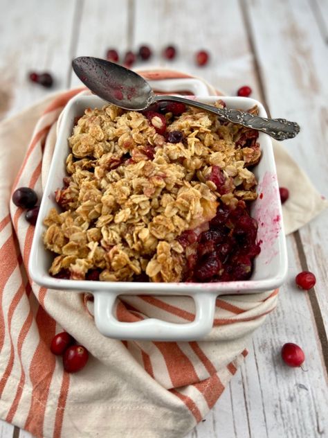 Cranberry Orange Crisp! The perfect low FODMAP dessert option to make this holiday season! #fruitcrisp #glutenfreedesserts #thanksgivingrecipes #holidayrecipes #thanksgivingdesserts #christmasdesserts #fitfabfodmap #fomdapdiet #lowfodmapdiet #fodmapdietdesserts #ibsdiet Gluten Free Fruit Desserts, Cranberry Apple Crisp, Cranberry Crumble, Cranberry Crisp, Apple Cranberry Crisp, Fruit Crisp Recipe, Cranberry Orange Cake, Apple Cobbler Recipe, Pumpkin Pie Recipe Easy