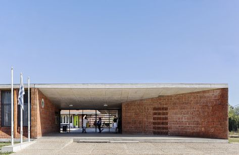 School Entrance, Pocket Park, American Architecture, Bamboo Design, Outdoor School, Rural Landscape, Facade Architecture, Brutalism, Facade Design